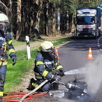 FW-ROW: PKW brennt auf K110 bei Meinstedt nach Verkehrsunfall vollständig aus