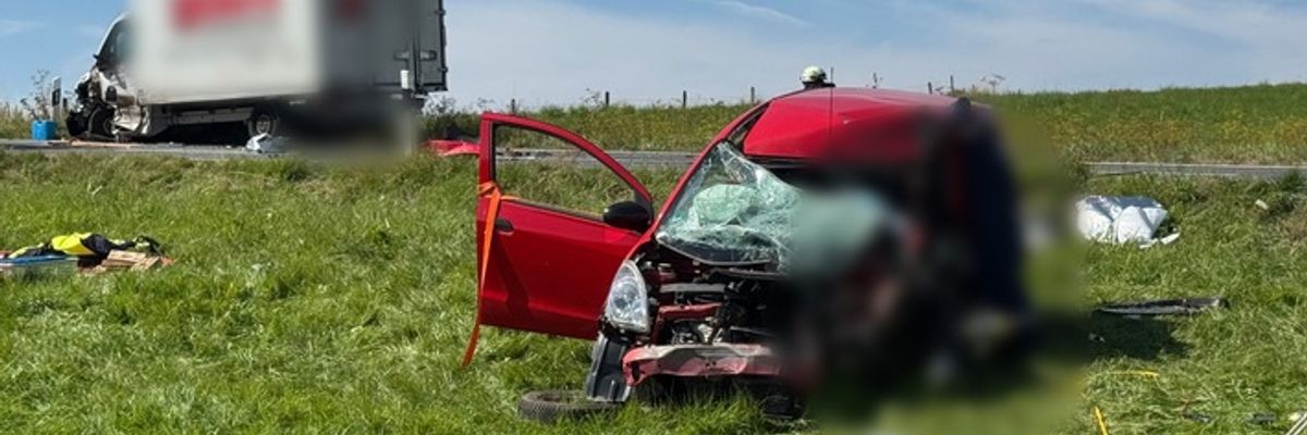 FW VG Westerburg: Frontalzusammenstoß zwischen PKW und Klein-LKW - Fahrerin verstirbt während der Rettung