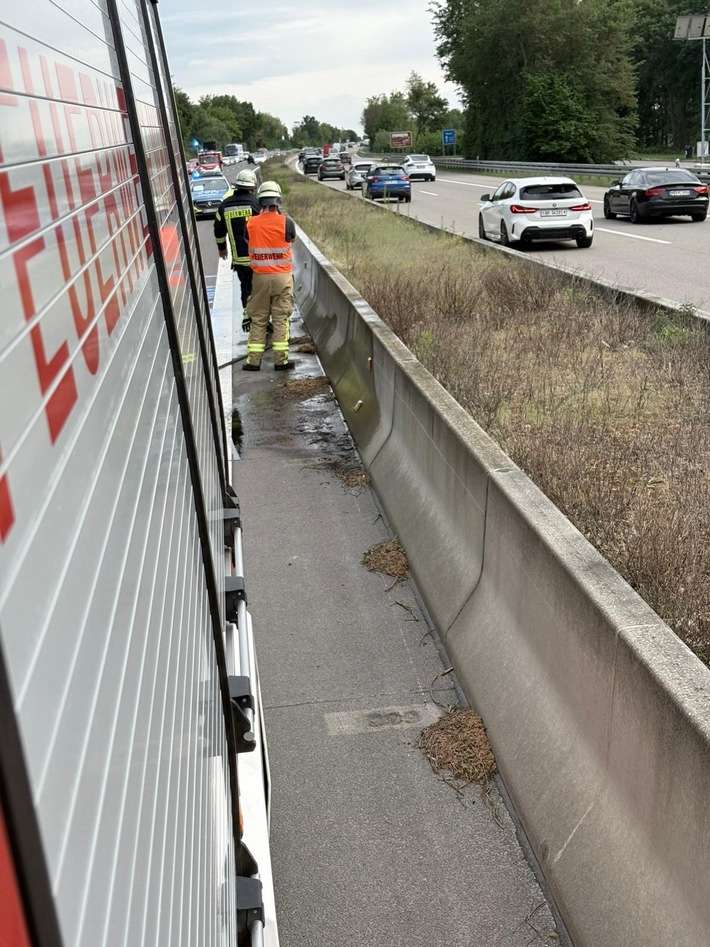 FW Weinheim: Kleinbrand auf der A5 im Mittelstreifen schnell unter Kontrolle