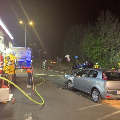 FW-EN: Schwerer Verkehrsunfall mit vier Verletzten in Hattingen