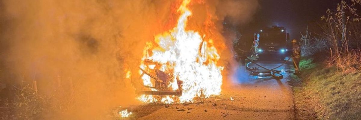 FW-DT: Fahrzeugbrand in voller Ausdehnung