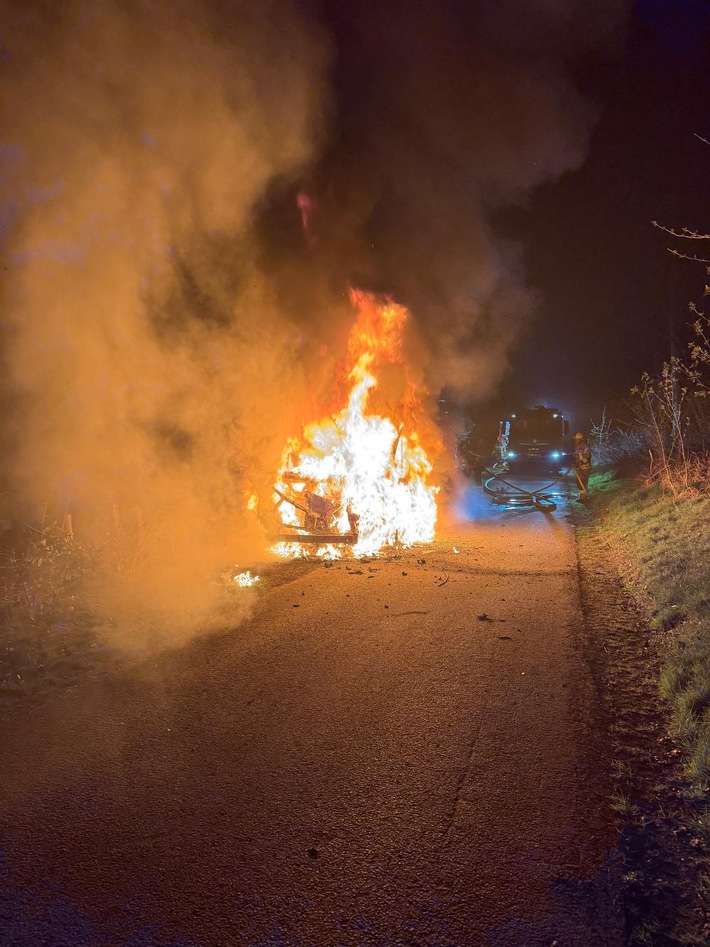 FW-DT: Fahrzeugbrand in voller Ausdehnung