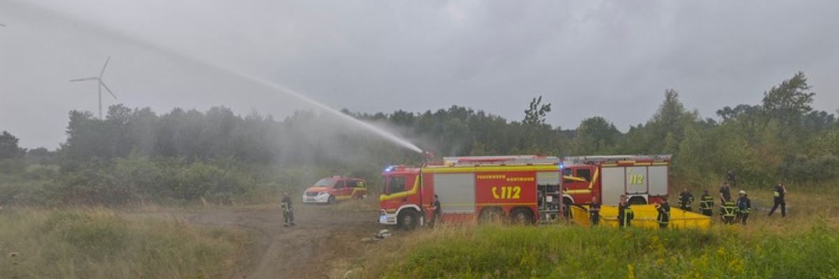 FW-DO: Vegetationsbrand auf Haldenfläche in Dortmund Eving - Feuerwehr Dortmund im Einsatz