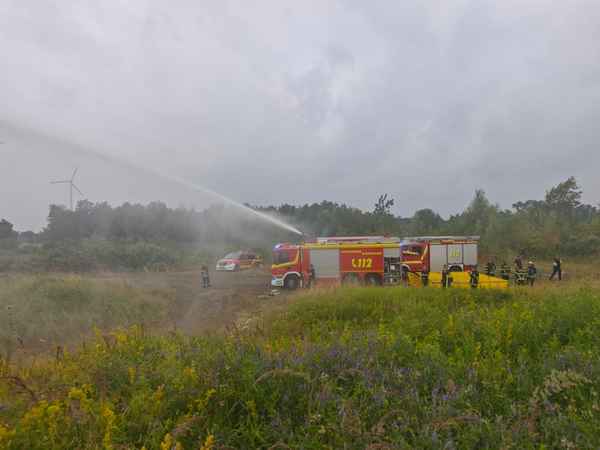 FW-DO: Vegetationsbrand auf Haldenfläche in Dortmund Eving - Feuerwehr Dortmund im Einsatz