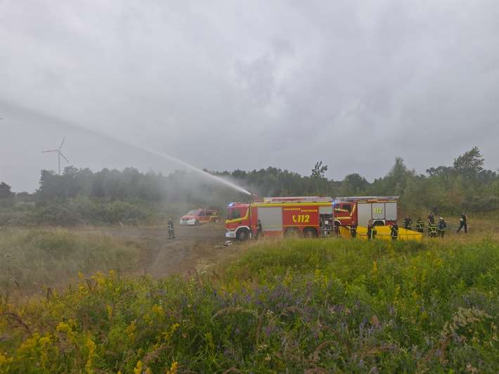 FW-DO: Vegetationsbrand auf Haldenfläche in Dortmund Eving - Feuerwehr Dortmund im Einsatz
