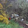FW-NE: Verkehrsunfall auf der B477 - PKW in Graben | Zwei verletzte Personen