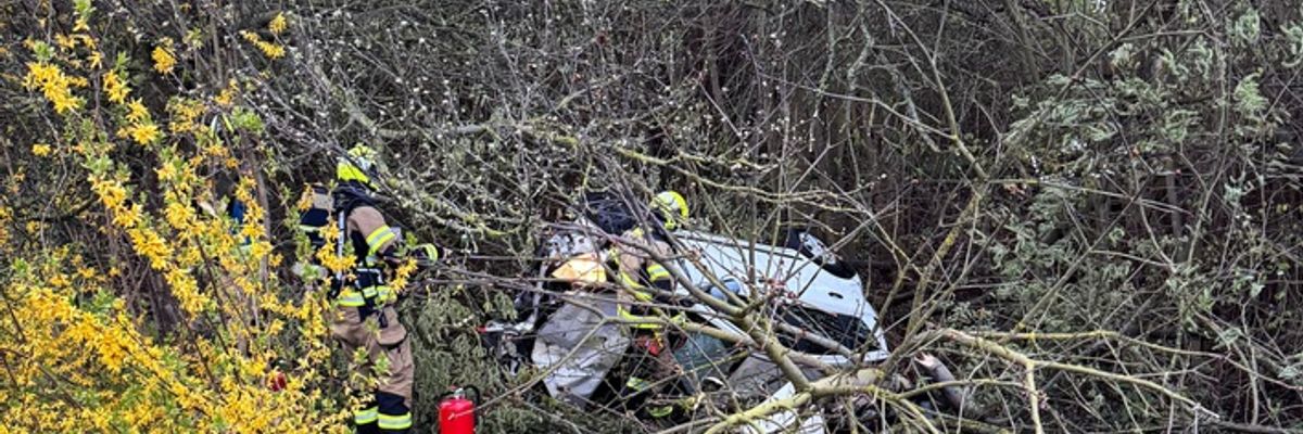 FW-NE: Verkehrsunfall auf der B477 - PKW in Graben | Zwei verletzte Personen