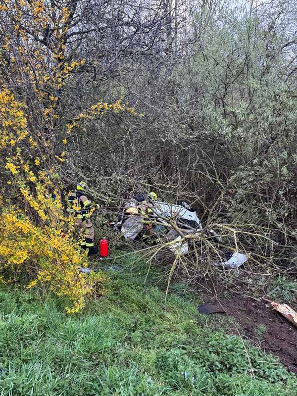 FW-NE: Verkehrsunfall auf der B477 - PKW in Graben | Zwei verletzte Personen