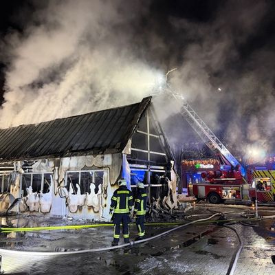 FW-AUR: Gebäude nach Durchzündung vollständig in Flammen