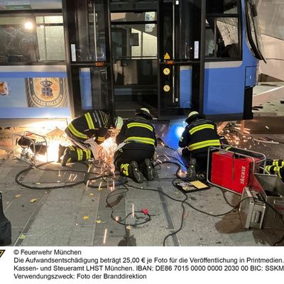 FW-M: Straßenbahn entgleist in Haltestelle (Schwabing)