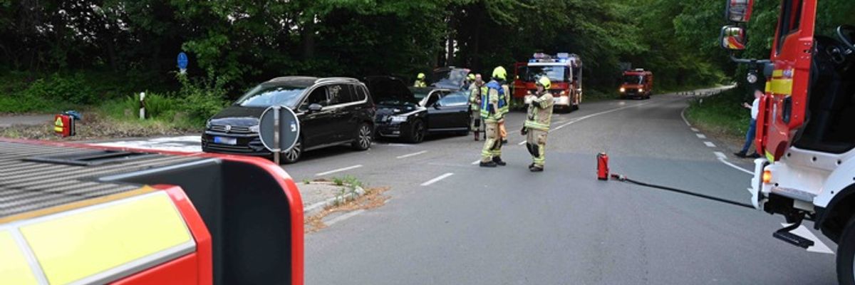FW Pulheim: Auffahrunfall im Kreuzungsbereich der L213