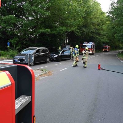FW Pulheim: Auffahrunfall im Kreuzungsbereich der L213