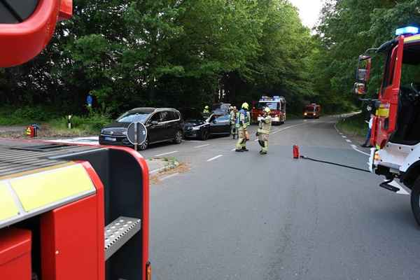 FW Pulheim: Auffahrunfall im Kreuzungsbereich der L213