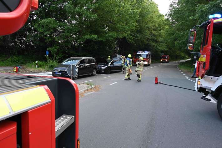 FW Pulheim: Auffahrunfall im Kreuzungsbereich der L213