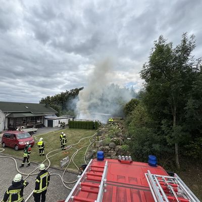 FW VG Westerburg: Hobbywerkstatt wird Raub der Flammen - Feuerwehr verhindert Übergreifen auf Wohnhaus