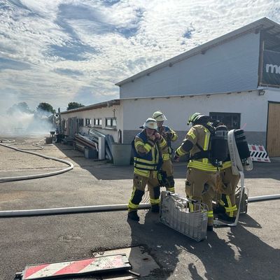 FW Weinheim: Containerbrand in der Bohäckersiedlung unterbricht Familienfest der Weinheimer Feuerwehr