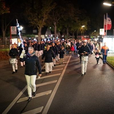 FW Norderstedt: Großer Laternenumzug in Norderstedt/Harksheide