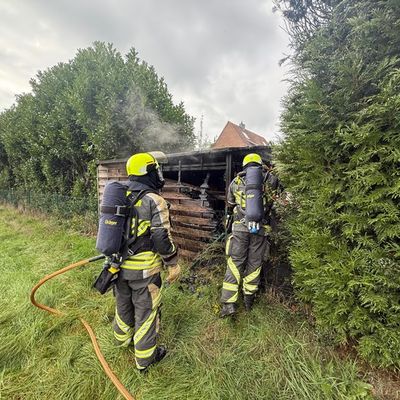 FW Hünxe: Brand einer Gartenlaube - Anwohner verhindern Schlimmeres