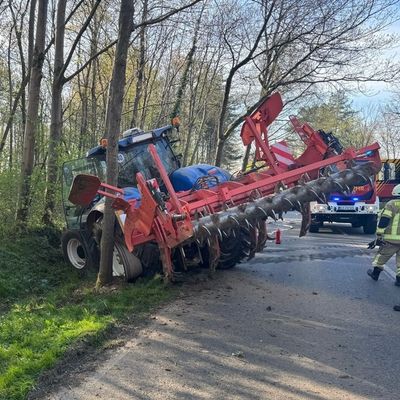 Feuerwehr Kalkar: Alleinunfall mit Traktorgespann in Wissel