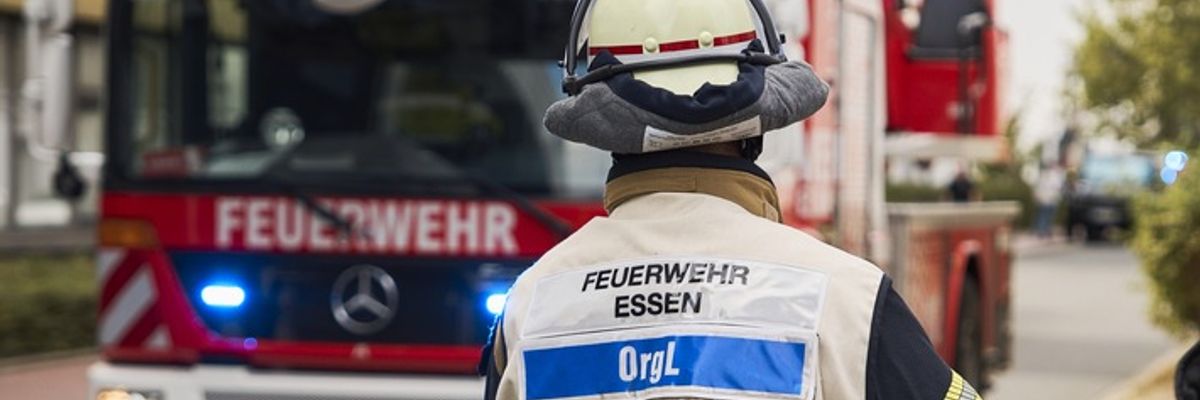 FW-E: Reizgasaustritt an Schule - Mehrere Jugendliche betroffen