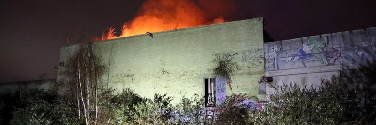 FW-E: Brand in leerstehender Industriehalle sorgt für stundenlangen Großeinsatz