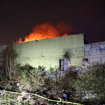 FW-E: Brand in leerstehender Industriehalle sorgt für stundenlangen Großeinsatz