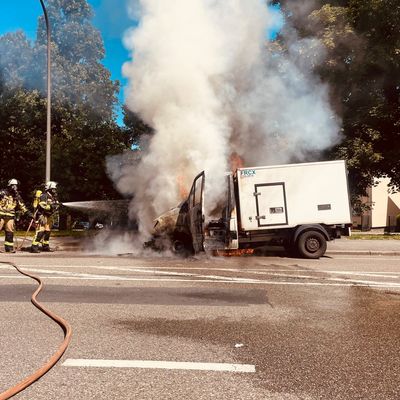 FW-E: Kleintransporter im Essener Südostviertel in Vollbrand