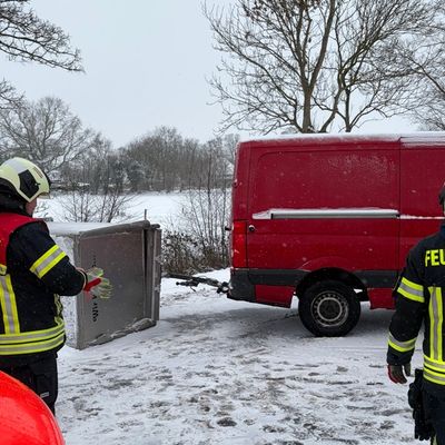 FW-AUR: Umgestürzter Anhänger versperrt Fahrbahn