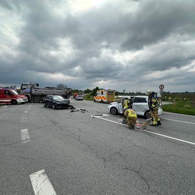 FW Weinheim: Verkehrsunfall auf der Kreisverbindungsstraße bei Weinheim - Zwei Leichtverletzte