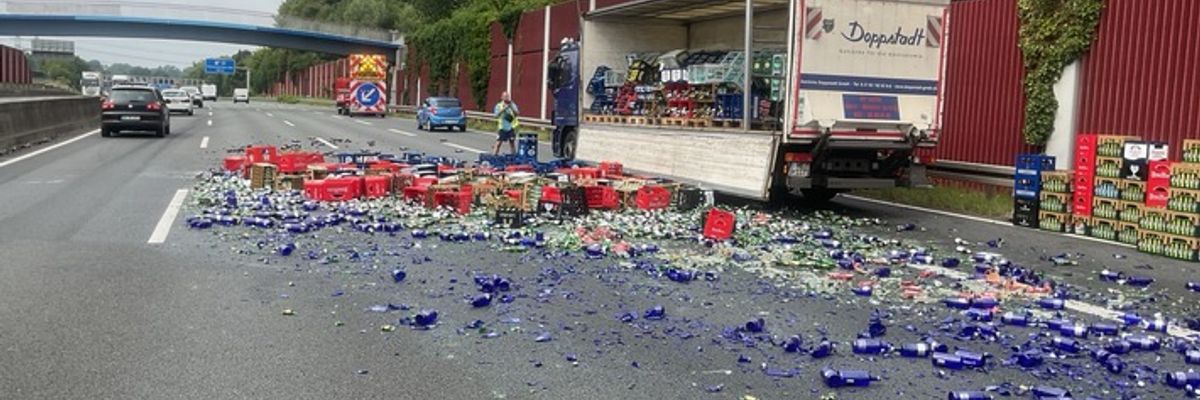 FW-BO: LKW verliert Getränkekisten - Scherbenreicher Unfall auf der A 40