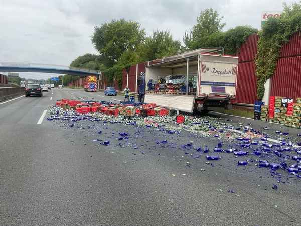 FW-BO: LKW verliert Getränkekisten - Scherbenreicher Unfall auf der A 40