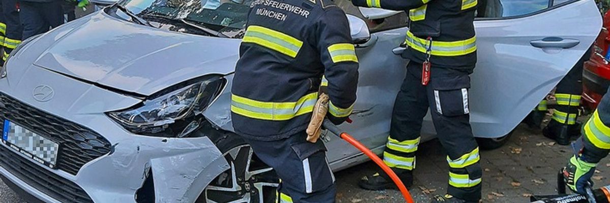 FW-M: Unfall auf dem Parkplatz (Moosach)