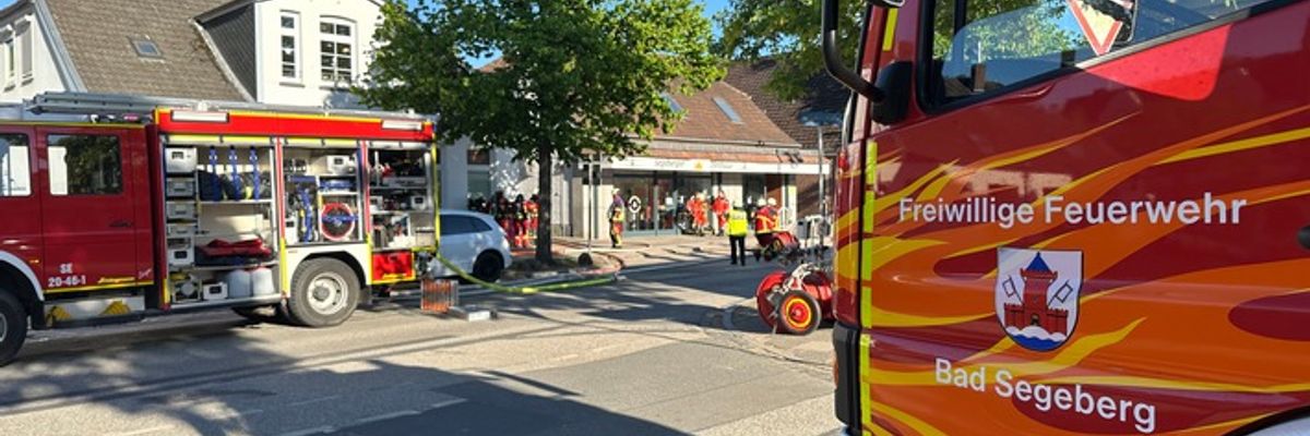 FW Bad Segeberg: FW Bad Segeberg: Brennende Gartenhütte sorgt für einen größeren Einsatz der Feuerwehr Bad Segeberg