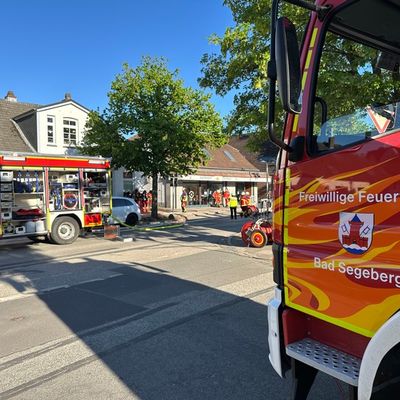 FW Bad Segeberg: FW Bad Segeberg: Brennende Gartenhütte sorgt für einen größeren Einsatz der Feuerwehr Bad Segeberg