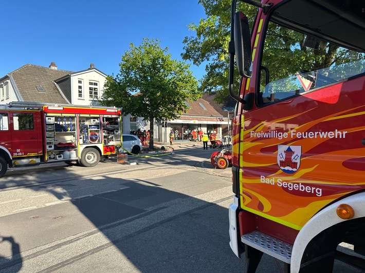 FW Bad Segeberg: FW Bad Segeberg: Brennende Gartenhütte sorgt für einen größeren Einsatz der Feuerwehr Bad Segeberg