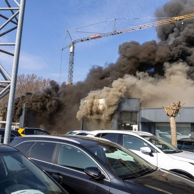 FW Porta Westfalica: 10.03.2026 - Großbrand einer KFZ-Werkstatt in Porta Westfalica Barkhausen