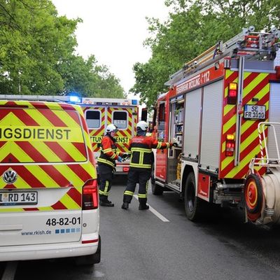 FW-SE: Schwerer Verkehrsunfall zwischen drei Personenkraftwagen