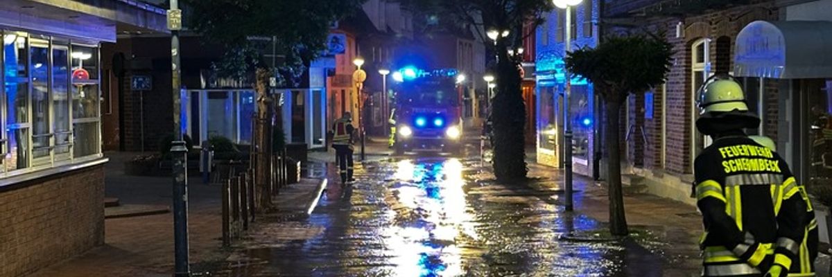 FW-Schermbeck: Rohrbruch auf der Mittelstraße