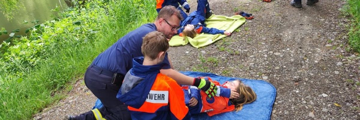 FW-AR: Jugendfeuerwehr trainiert Einsatzrealität
