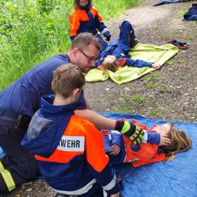 FW-AR: Jugendfeuerwehr trainiert Einsatzrealität