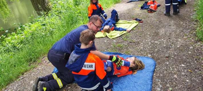 FW-AR: Jugendfeuerwehr trainiert Einsatzrealität