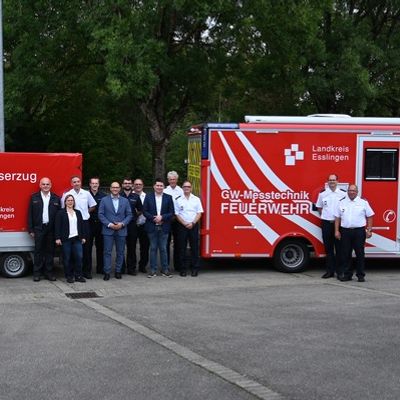 FW LK Esslingen: Landkreis Esslingen stärkt Bevölkerungsschutz - Übergabe neuer Einsatzfahrzeuge in Wendlingen