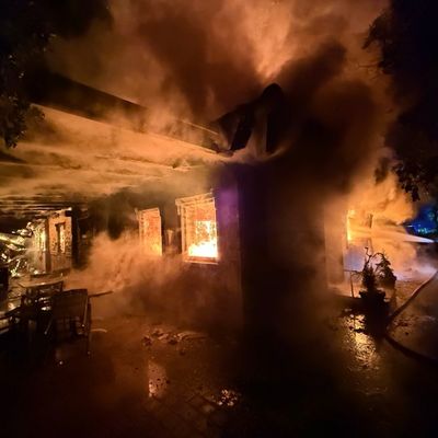 FW Speyer: Gaststätte in Speyer brennt vollständig aus - 84 Einsatzkräfte im Einsatz