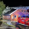 FW-AUR: Feuer droht Gebäude zu zerstören