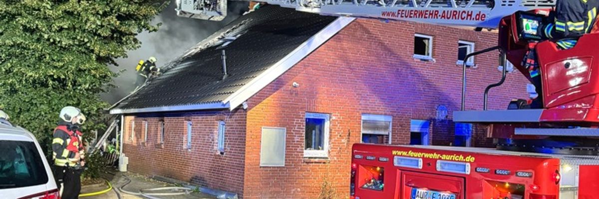 FW-AUR: Feuer droht Gebäude zu zerstören