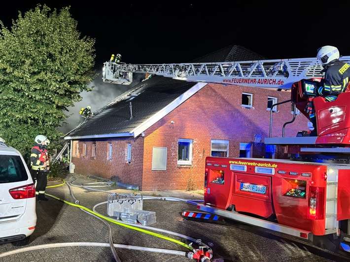 FW-AUR: Feuer droht Gebäude zu zerstören