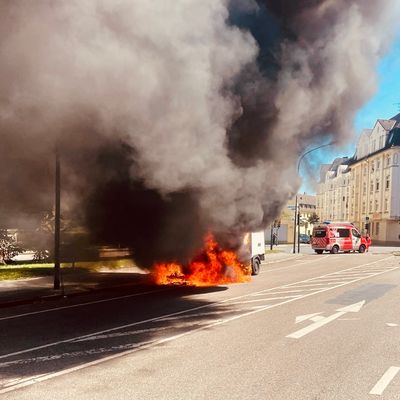 FW-E: Kleintransporter im Essener Südostviertel in Vollbrand