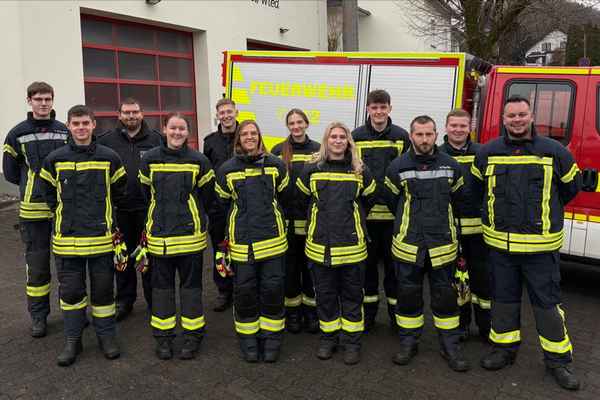 FW VG Asbach: 12 neue Feuerwehrleute starten in die Grundausbildung