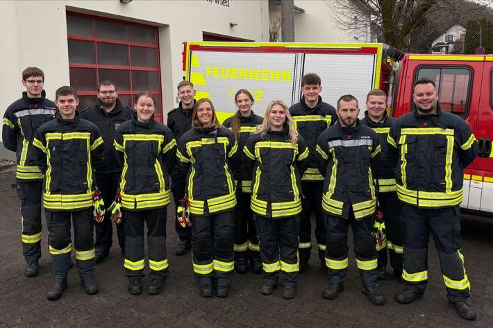 FW VG Asbach: 12 neue Feuerwehrleute starten in die Grundausbildung