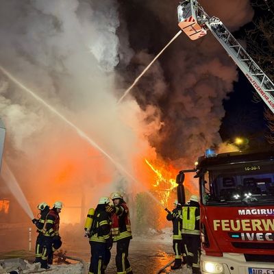 FW-AUR: Gebäude nach Durchzündung vollständig in Flammen